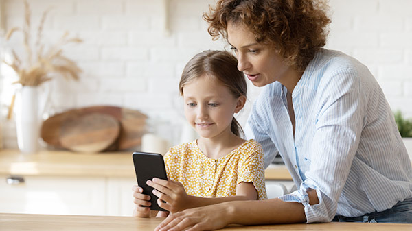 Moeder en dochter samen op de smartphone